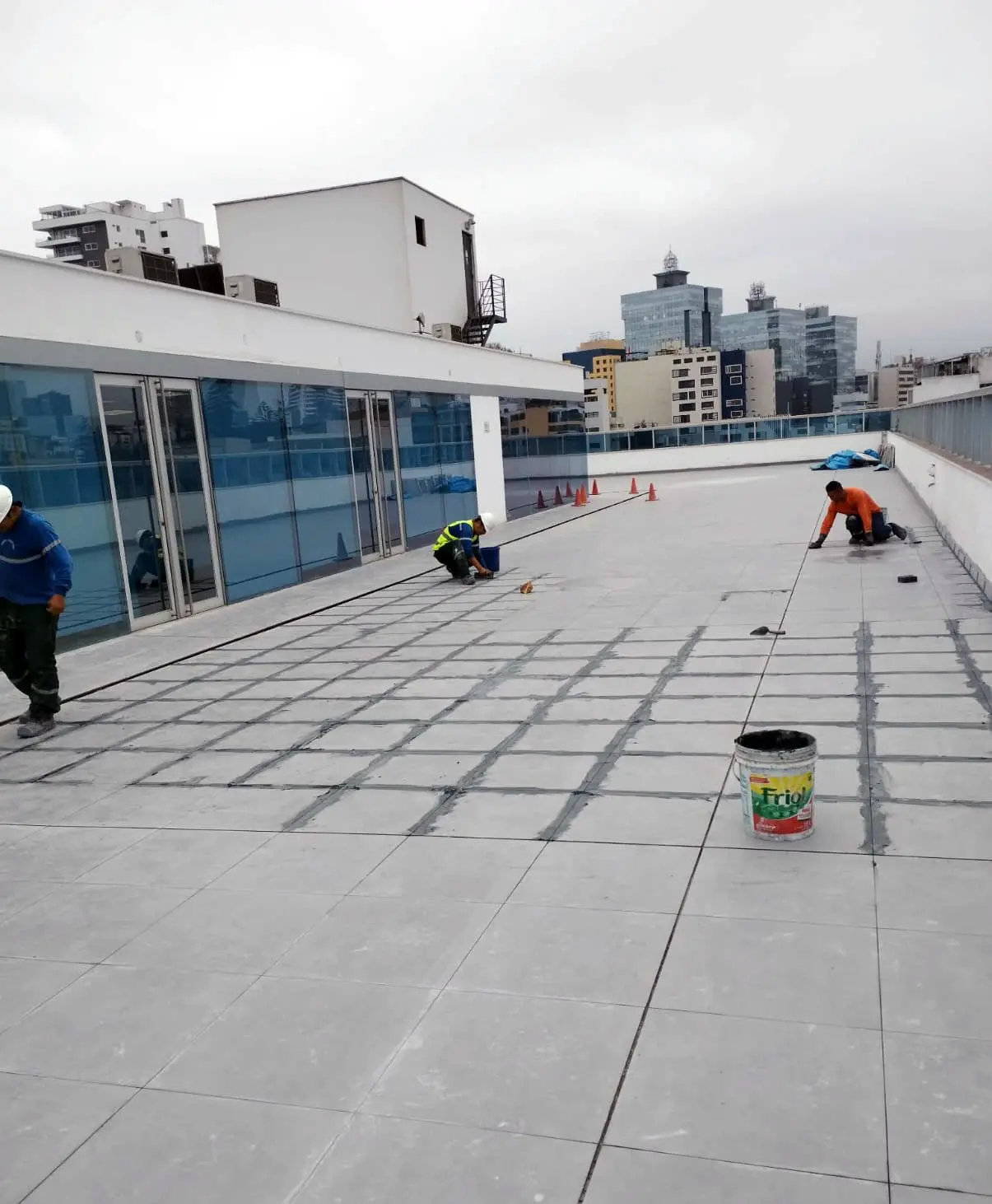 Instalacion de piso para terraza al aire libre - Servicio de Cerámica y Porcelanato en Lima
