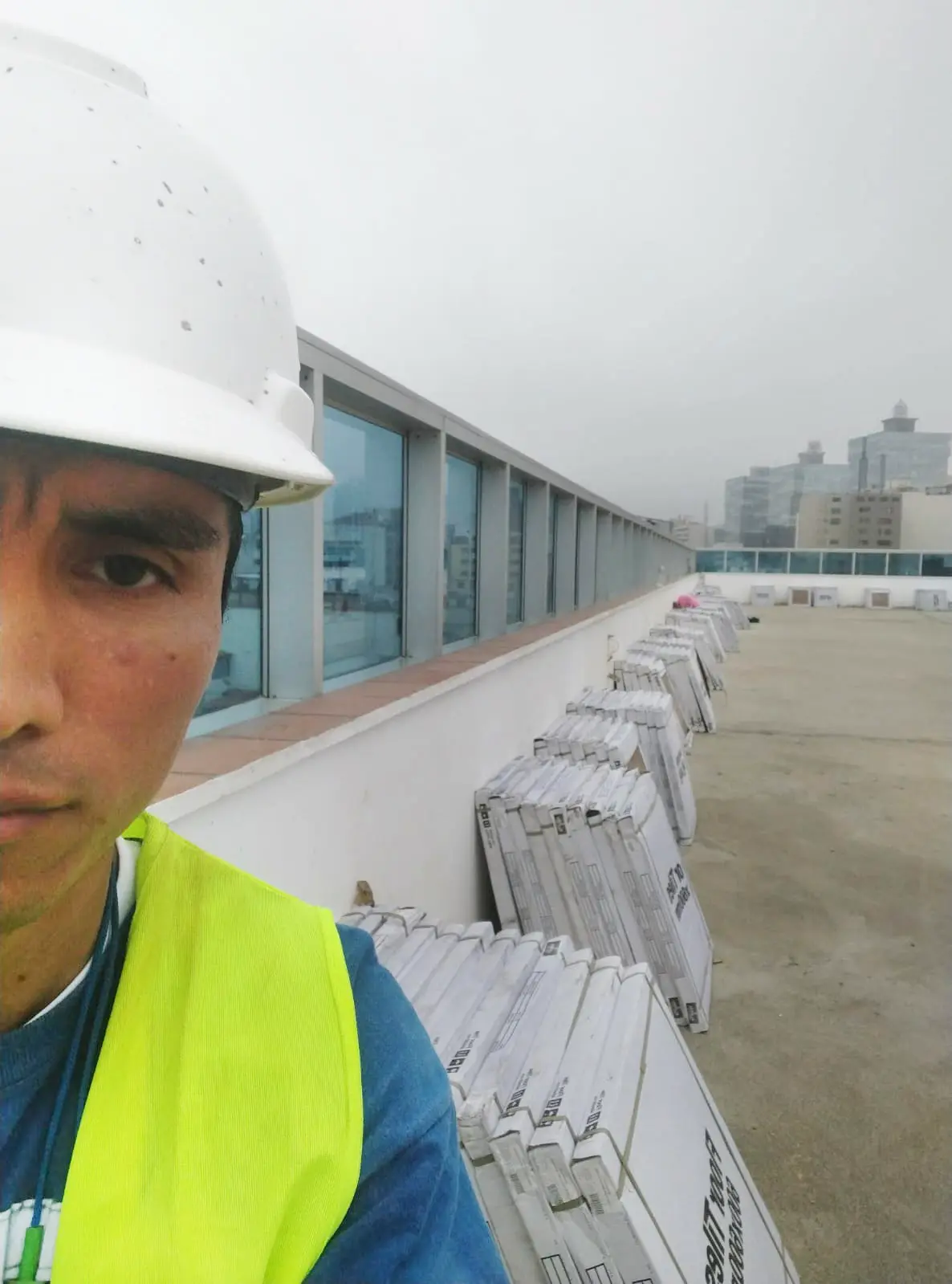 Maestro de obra en construccion de terraza - Servicio de Cerámica y Porcelanato en Lima