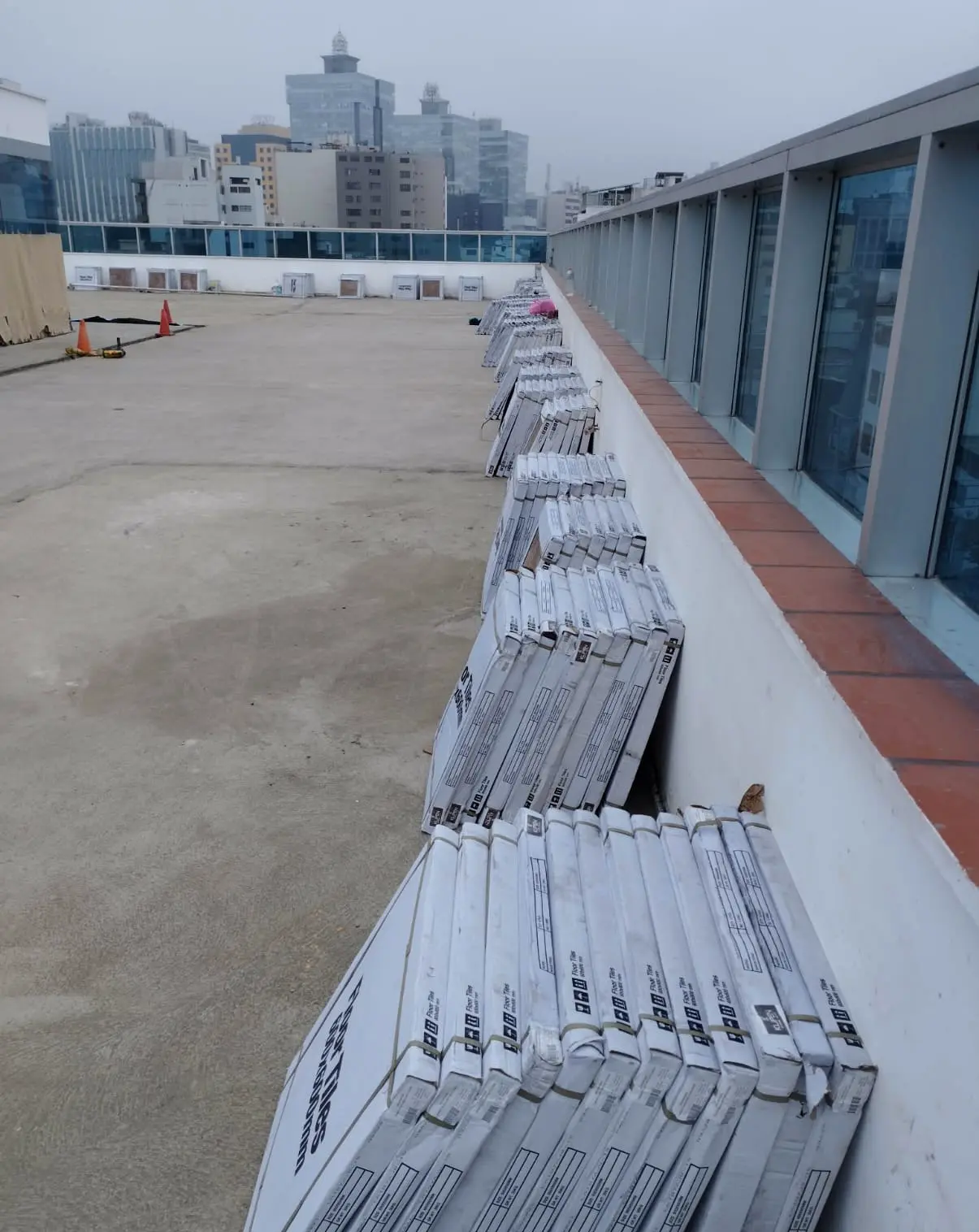 Paquetes de mayolica en obra de terraza - Servicio de Cerámica y Porcelanato en Lima
