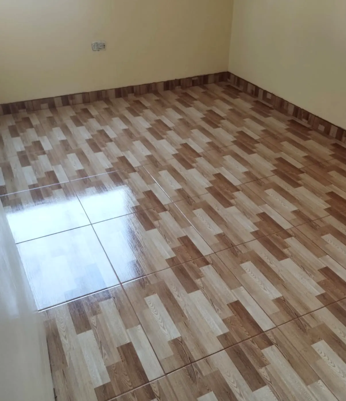 Piso de mayolica tipo madera en sala - Servicio de Cerámica y Porcelanato en Lima