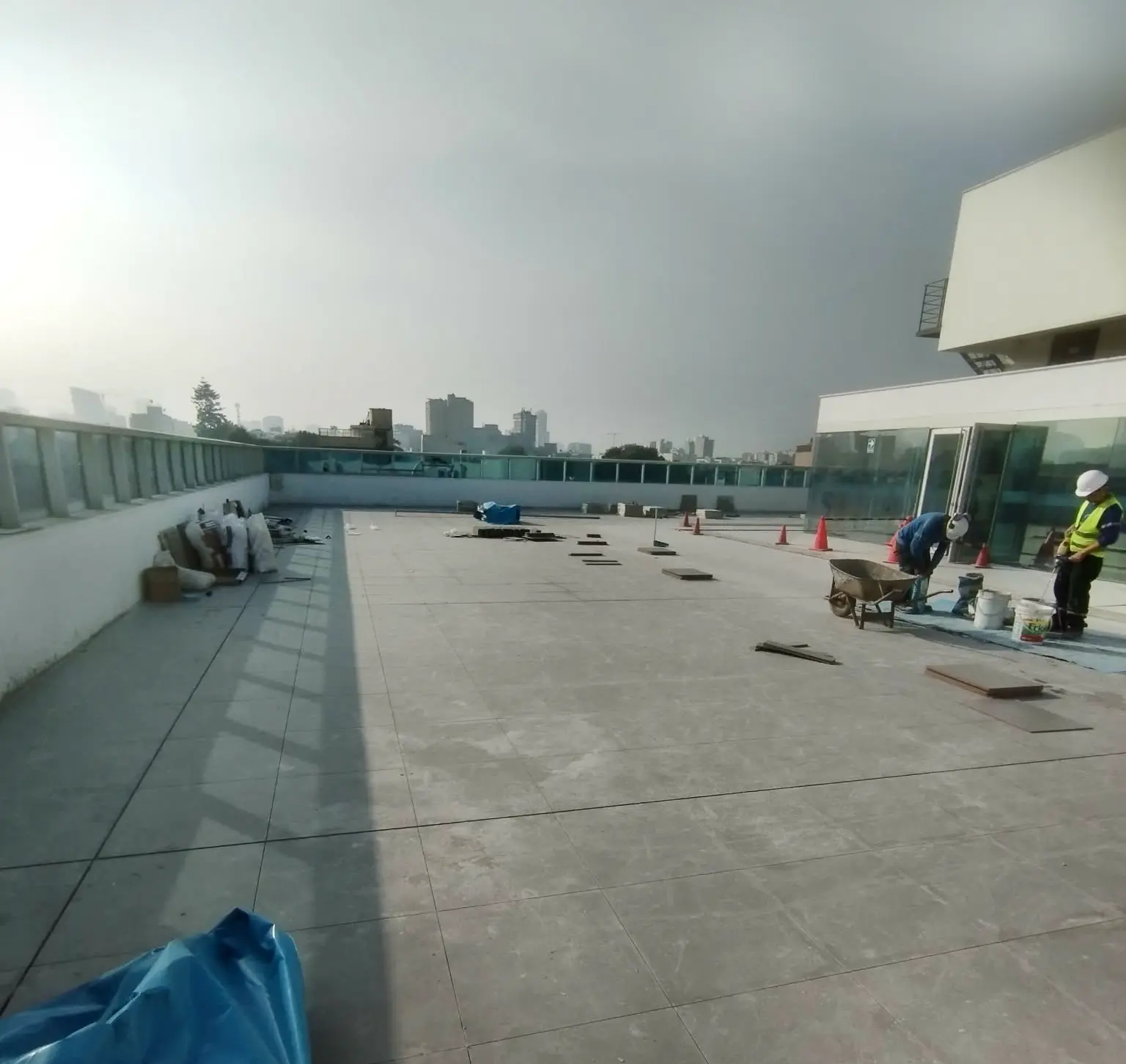 Terraza amplia con piso de mayolica gris - Servicio de Cerámica y Porcelanato en Lima