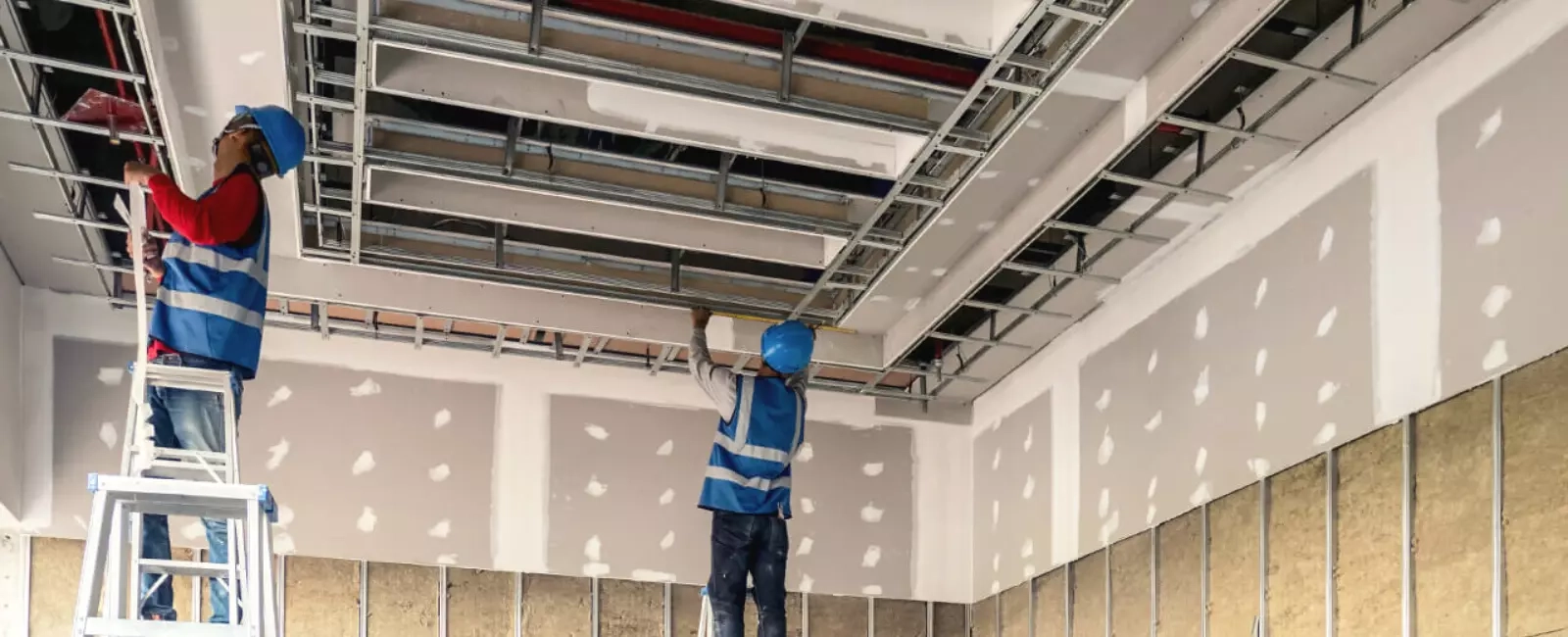 Trabajador instalando drywall - Servicio de construcción en drywall Lima