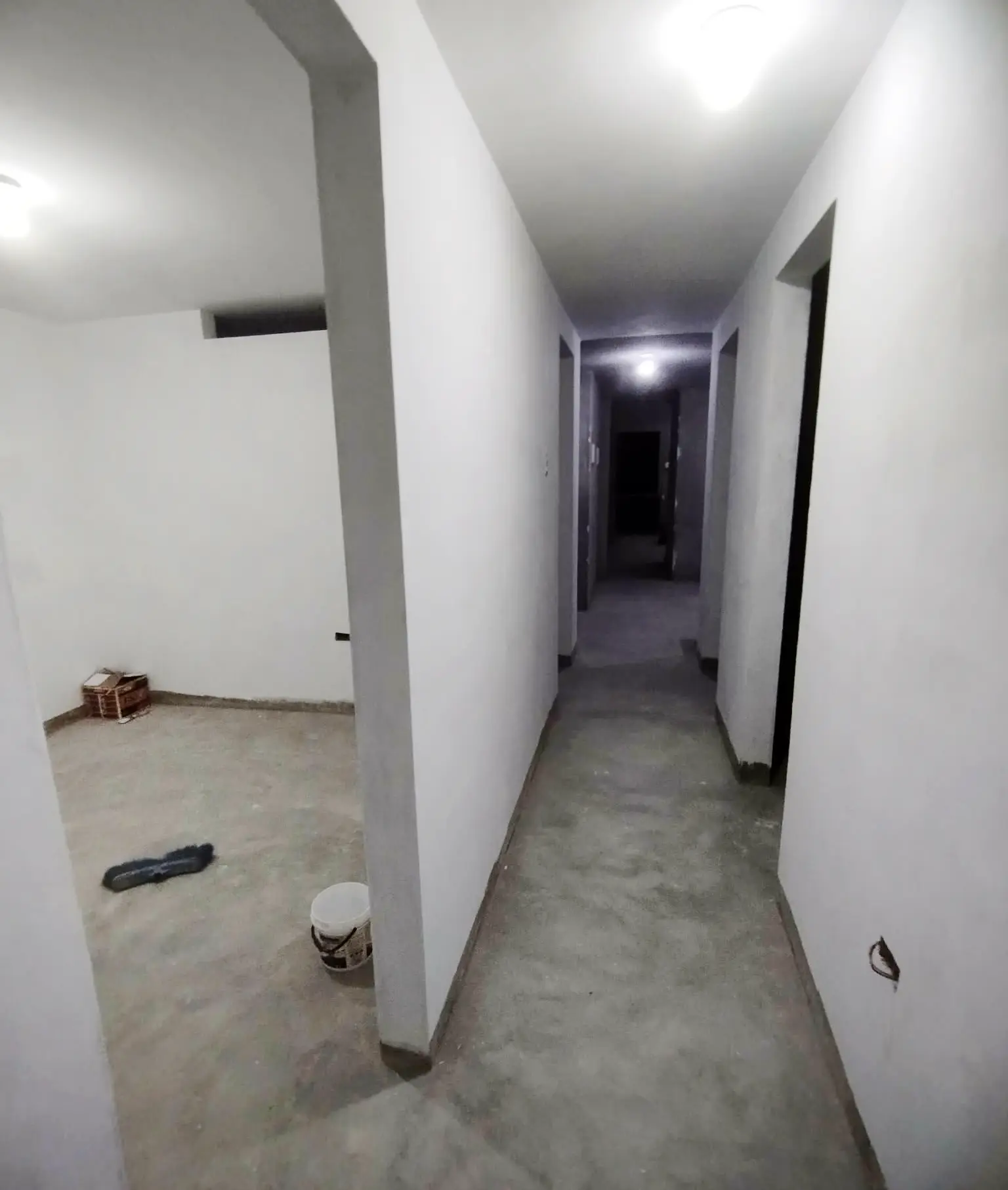 Pintura de paredes y techos en pasadizo - Servicio de Empastado y Pintura en Lima