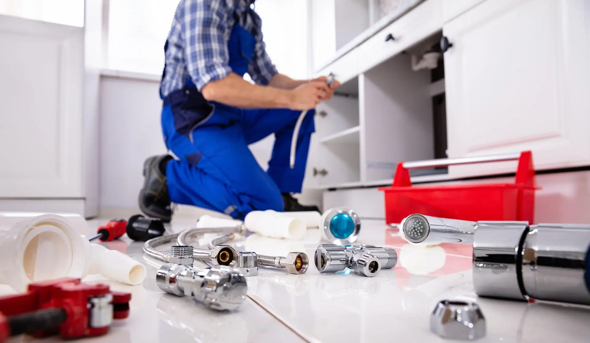 Gasfitero profesional reparando tuberías en cocina Lima
