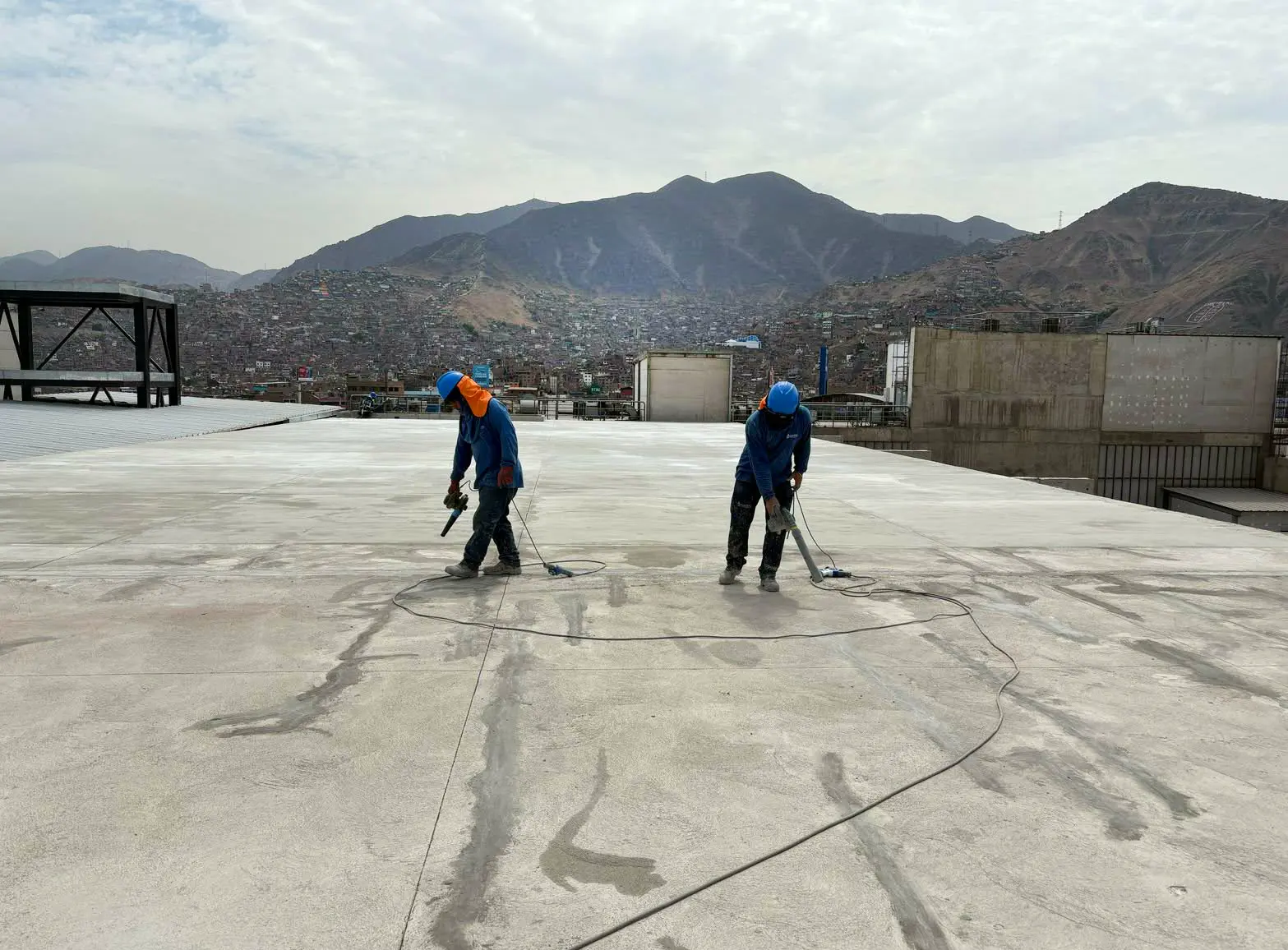 Acabado y limpieza de losa de concreto - Servicio de Tarrajeos y Vaciados en Lima