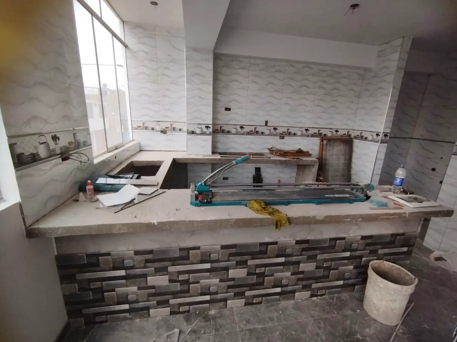 Barra de cocina en construccion con concreto - Servicio de Tarrajeos y Vaciados en Lima