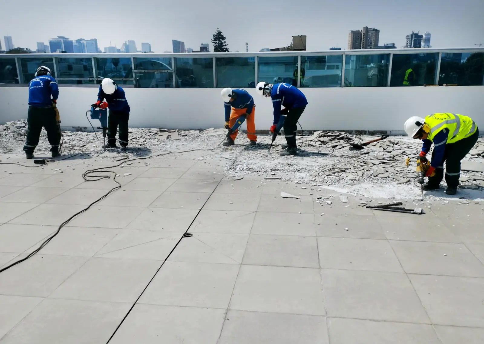 Limpieza de desmonte y acabado de techo - Servicio de Tarrajeos y Vaciados en Lima