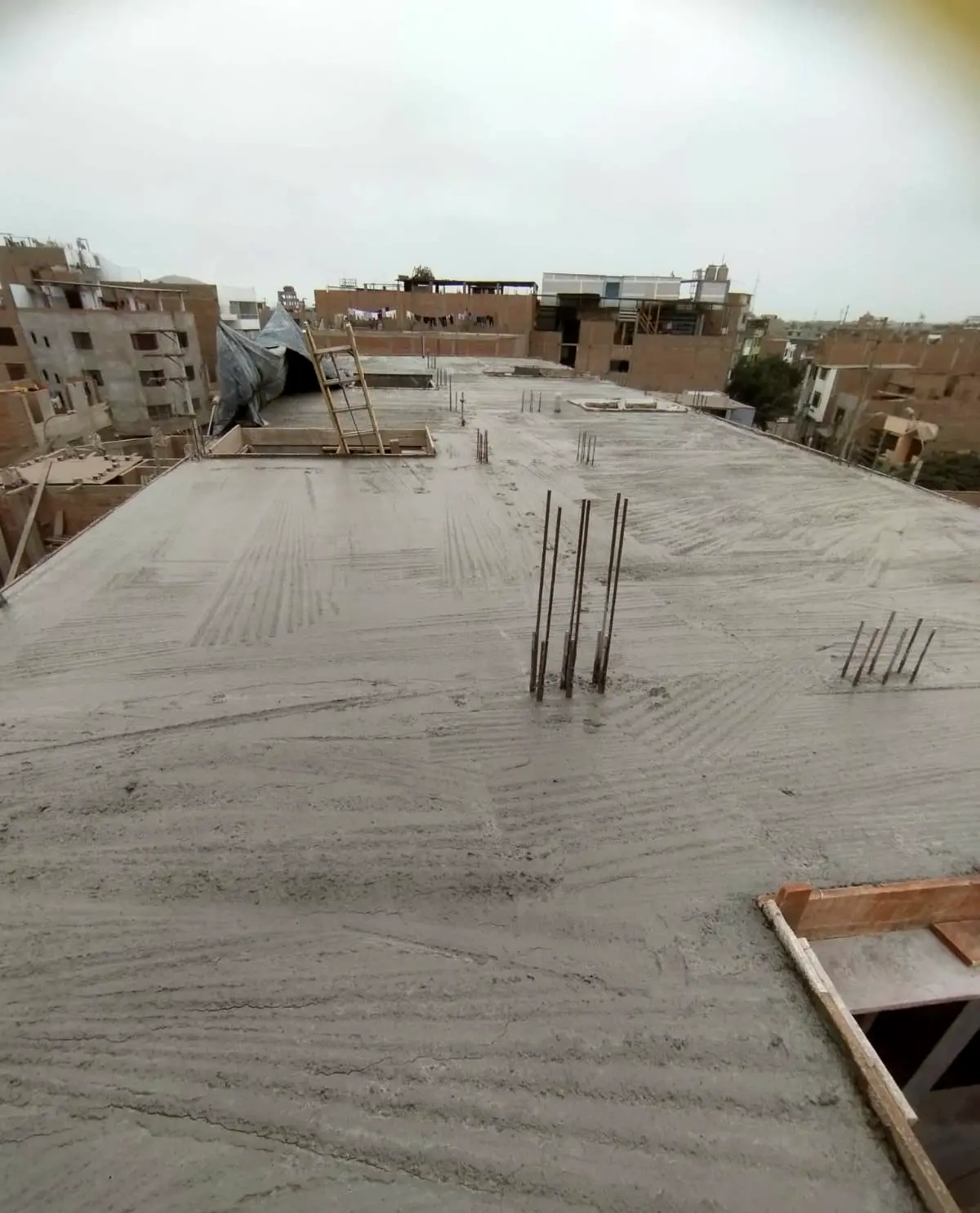 Vaciado de techo con mezcla de concreto - Servicio de Tarrajeos y Vaciados en Lima