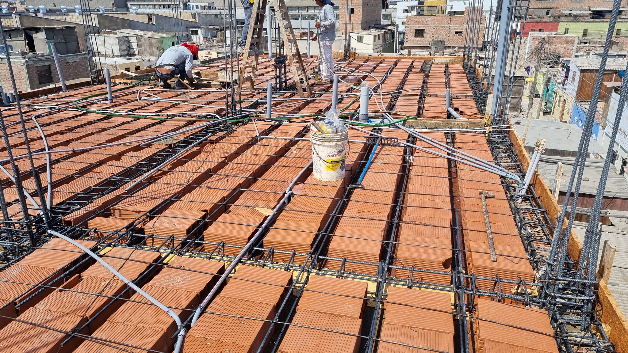Trabajadores nivelando piso de concreto - Tarrajeo y vaciado